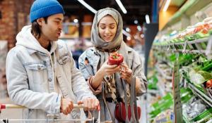 couple buying produce