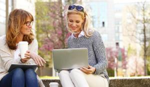 Image: two women looking at computer. Topic: 12 Green Alternatives to Amazon 