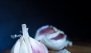 Photo of white and purple garlic cloves by Karolina Kołodziejczak on Unsplash